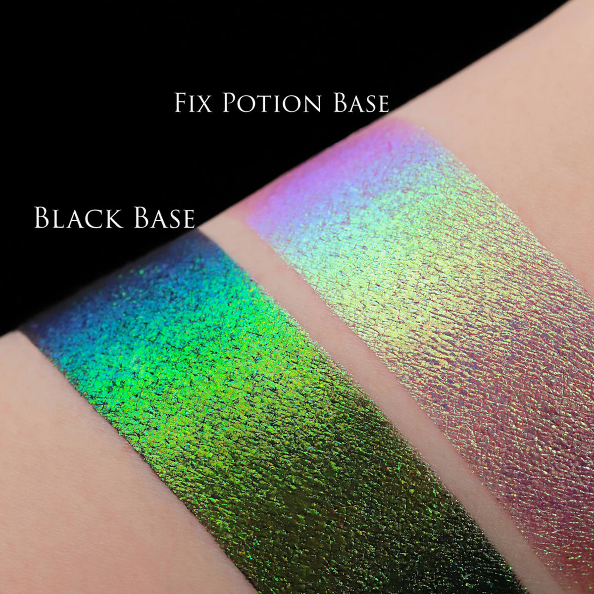 Zwei Muster des Opal Moonstone Loose Multichrome Eyeshadow Cry Baby mit unterschiedlichen Grundierungen; eins mit der Black Base (Blau-Grün schimmernd), ein mit der Fix Potion (Opal schimmernd).