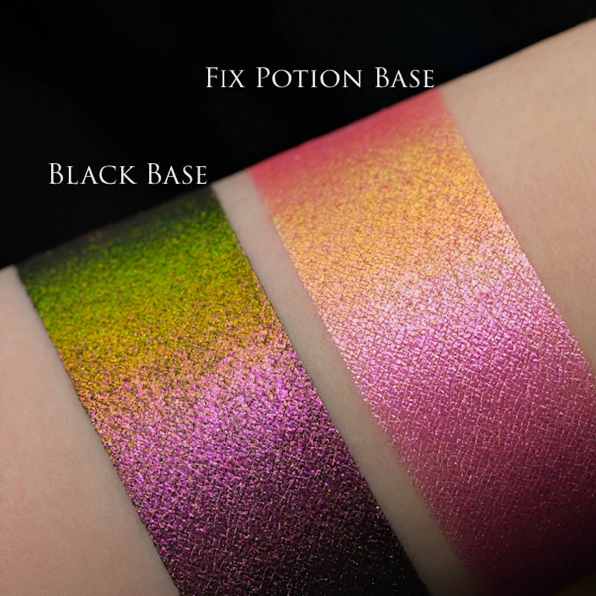 Zwei Muster des Opal Moonstone Loose Multichrome Eyeshadow Drama Queen mit unterschiedlichen Grundierungen; eins mit der Black Base (Grün-Rosa schimmernd), ein mit der Fix Potion (Orange-Rosa Schimmernd).