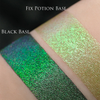 Zwei Muster des Opal Moonstone Loose Multichrome Eyeshadow Lucky Charm mit unterschiedlichen Grundierungen; eins mit der Black Base (Dunkelgrün schimmernd), ein mit der Fix Potion (Grün schimmernd).