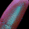 Nahaufnahme einer Fingerspitze, die in den Opal Moonstone Loose Multichrome Eyeshadow Moody Cow getaucht wurde und rosa-violett und blau glitzert.
