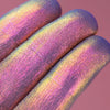 Nahaufnahme von Fingerspitzen, die in den Opal Moonstone Loose Multichrome Eyeshadow Happy Bunny getaucht wurde und grünlich-lila-rosa glitzert.