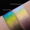 Zwei Muster des Opal Multichrome Loose Eyeshadow Beauty Sleep mit unterschiedlichen Grundierungen; eins mit der Black Base (blau-grün), ein mit der Fix Potion (blau-grün-roségold).
