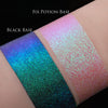 Zwei Muster des Opal Multichrome Loose Eyeshadow Birdsong mit unterschiedlichen Grundierungen; eins mit der Black Base (lila-blau), ein mit der Fix Potion (rosa-opal).

