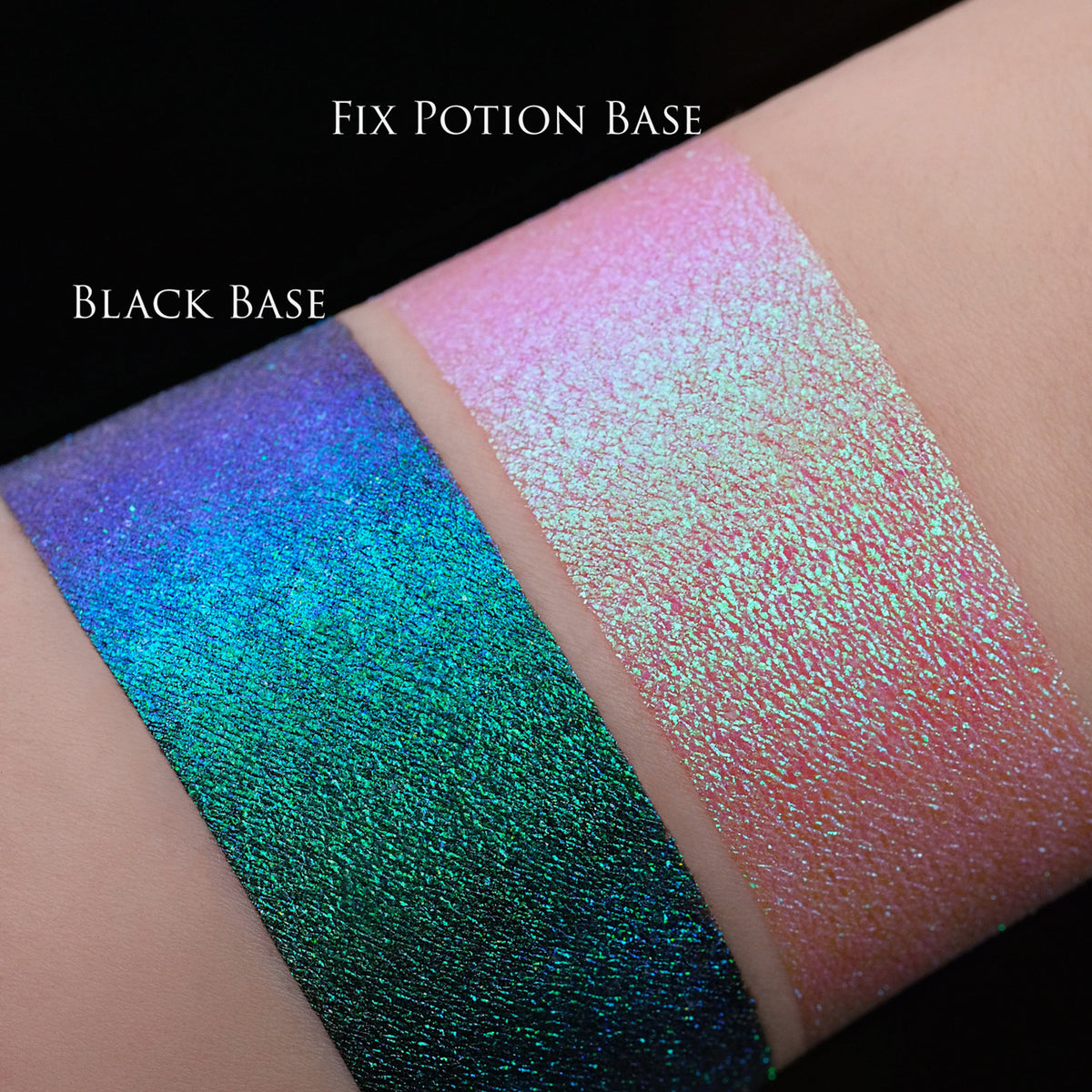 Zwei Muster des Opal Multichrome Loose Eyeshadow Birdsong mit unterschiedlichen Grundierungen; eins mit der Black Base (lila-blau), ein mit der Fix Potion (rosa-opal).
