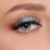 Nahaufnahme eines Auges mit dramatischem Eyeliner und türkis schimmerndem Opal Multichrome Loose Eyeshadow in Bubble Bath.