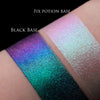 Zwei Muster des Opal Multichrome Loose Eyeshadow Chill mit unterschiedlichen Grundierungen; eins mit der Black Base (lila-blau), ein mit der Fix Potion (violett-türkis).
