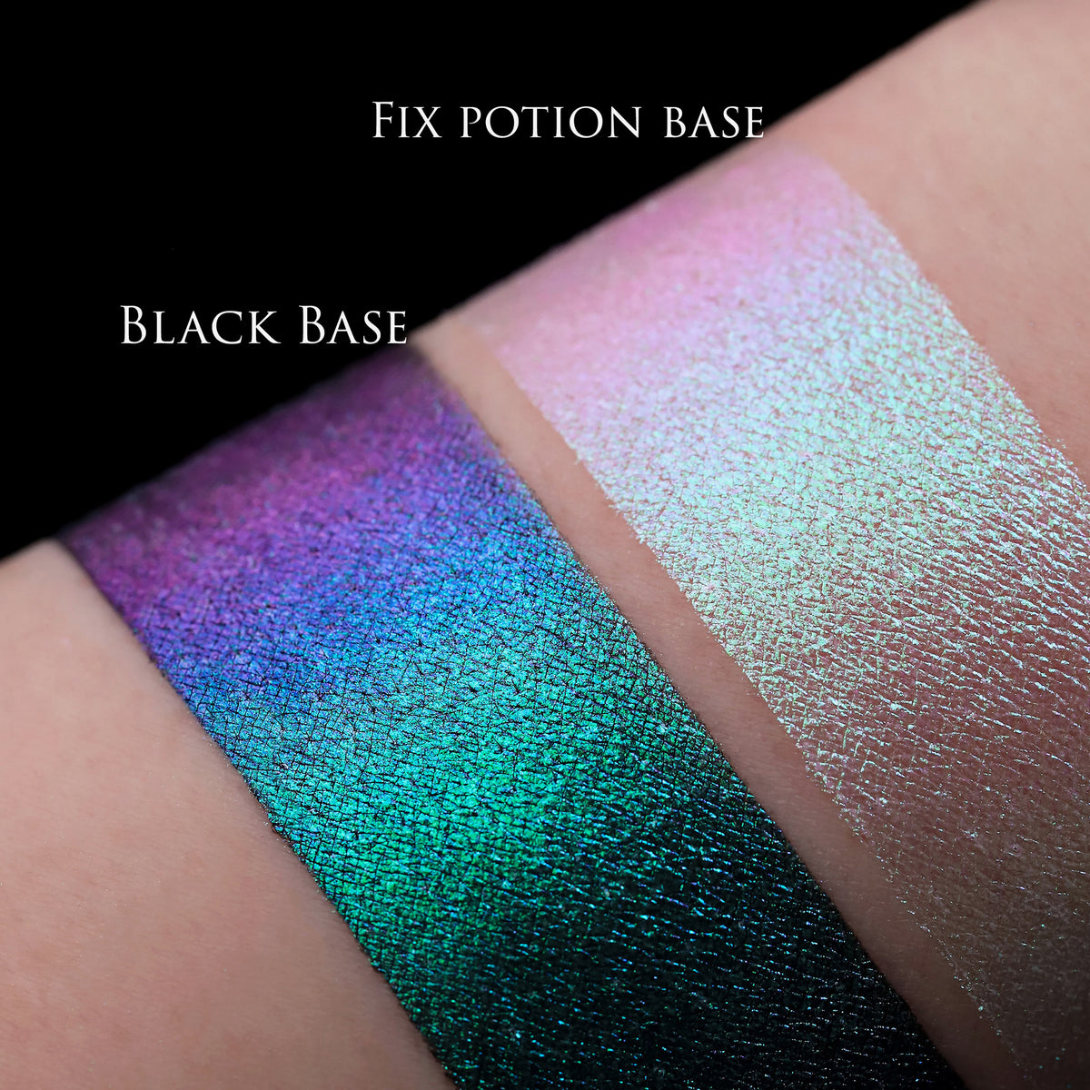 Zwei Muster des Opal Multichrome Loose Eyeshadow Chill mit unterschiedlichen Grundierungen; eins mit der Black Base (lila-blau), ein mit der Fix Potion (violett-türkis).