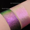 Zwei Muster des Opal Multichrome Loose Eyeshadow Cozy mit unterschiedlichen Grundierungen; eins mit der Black Base (grün-lila), eins mit der Fix Potion (rosa).

