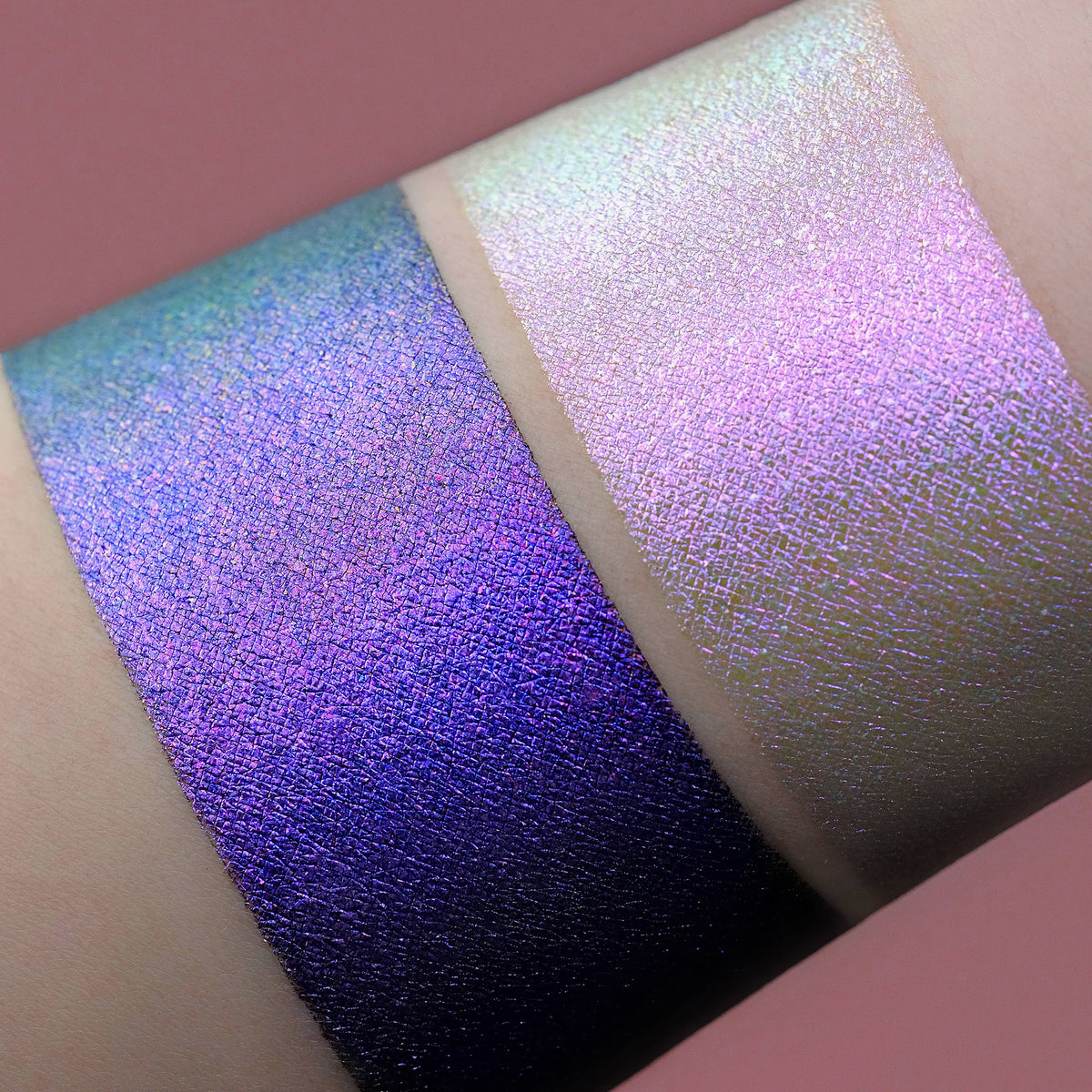 Zwei schimmernde Muster des Opal Multichrome Loose Eyeshadow Night Kiss mit unterschiedlichen Grundierungen; eins mit der Black Base (lila), eins mit der Fix Potion (hellviolett-rosa).