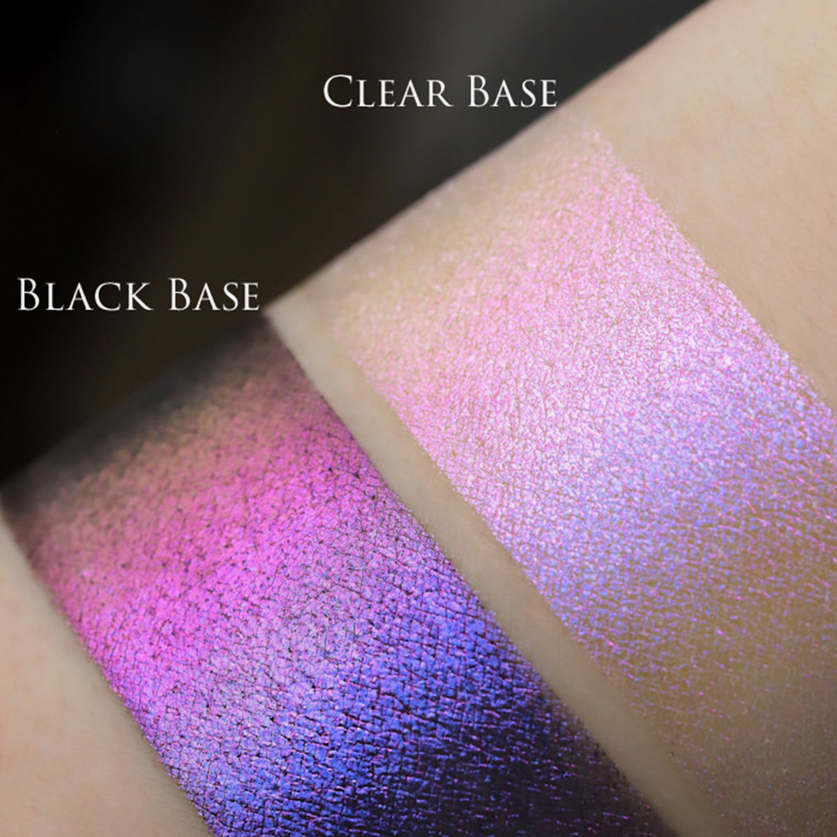 Zwei schimmernde Muster des Opal Multichrome Loose Eyeshadow Nightfall mit unterschiedlichen Grundierungen; eins mit der Black Base (pink-lila), eins mit der Fix Potion (rosa-violett).