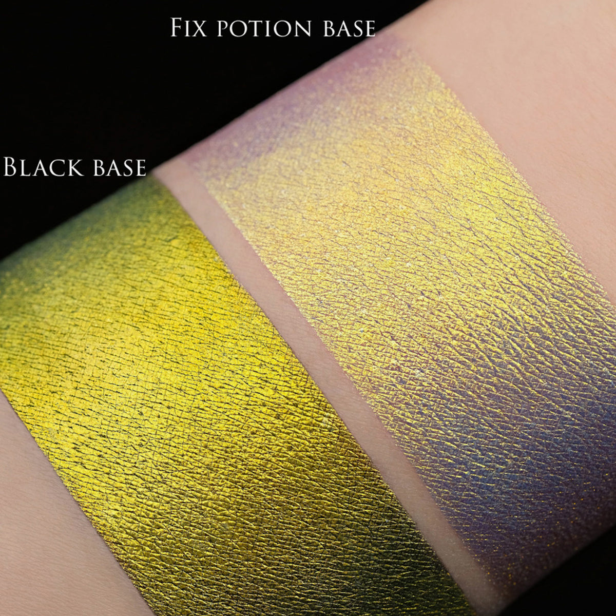 Zwei schimmernde Muster des Opal Multichrome Loose Eyeshadow Shooting Star mit unterschiedlichen Grundierungen; eins mit der Black Base (gelb-grün), eins mit der Fix Potion (gelb-grün-opal).