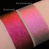 Zwei schimmernde Muster des Opal Multichrome Loose Eyeshadow Skylight mit unterschiedlichen Grundierungen; eins mit der Black Base (pink), eins mit der Fix Potion (rosa).