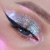 Nahaufnahme eines Auges mit dramatischem Eyeliner und pink-opal-türkis schimmerndem Opal Multichrome Loose Eyeshadow in Velvet Dreams.