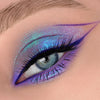 Nahaufnahme eines Auges mit dramatischem Eyeliner und blau-lila schimmerndem Opal Shadow Potion Silky Gel Eyeshadow in Dreamer.