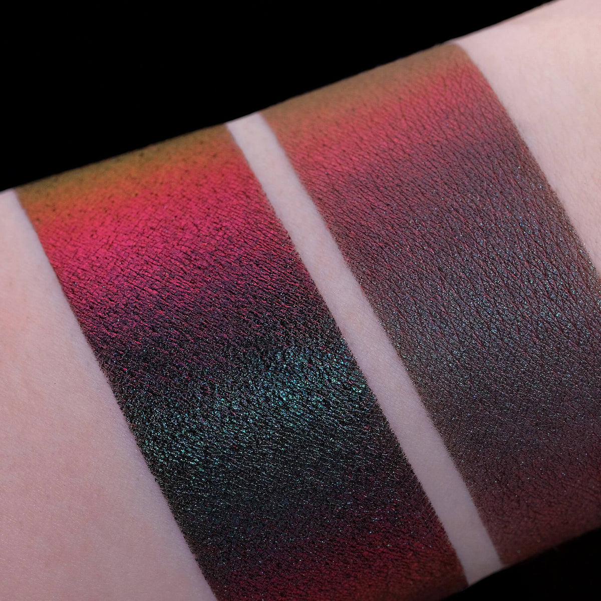 Zwei schimmernde Muster des Original Multichrome Loose Eyeshadow Lights Out mit unterschiedlichen Grundierungen; eins mit der Black Base (rot-blau), eins mit der Fix Potion (pink-blau).