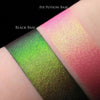 Zwei schimmernde Muster des Pastel Duochromes Loose Eyeshadow Ballerina Slipper mit unterschiedlichen Grundierungen; eins mit der Black Base (olivgrün), eins mit der Fix Potion (rosa-gold).