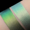 Zwei schimmernde Muster des Pastel Duochromes Loose Eyeshadow Buttons mit unterschiedlichen Grundierungen; eins mit der Black Base (grün-gold), eins mit der Fix Potion (hellgrün).
