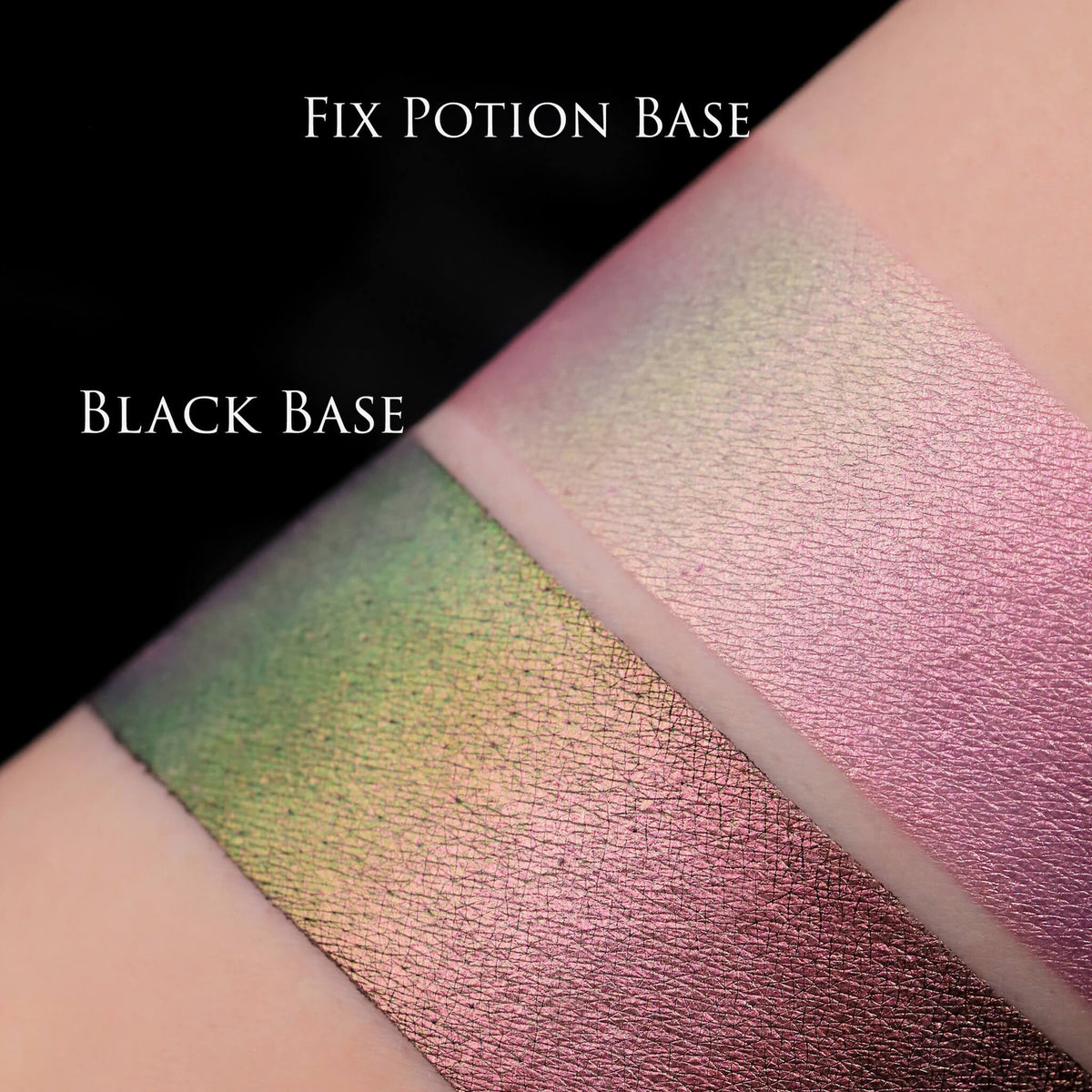 Zwei schimmernde Muster des Pastel Duochromes Loose Eyeshadow Cupcake mit unterschiedlichen Grundierungen; eins mit der Black Base (olicgrün-rosé), eins mit der Fix Potion (hellrosa).