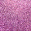 Nahaufnahme der Textur des Pastel Duochromes Loose Eyeshadow Dolly; ein rosa-violett schimmerndes Pigment.