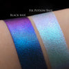 Zwei schimmernde Muster des Pastel Duochromes Loose Eyeshadow Tutu mit unterschiedlichen Grundierungen; eins mit der Black Base (dunkellila-blau), eins mit der Fix Potion (hellviolett-hellblau).