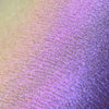 Nahaufnahme der Textur der Pressed Opal Multichrome Eyeshadow Nightfall, die lila auf der Haut schimmert.
