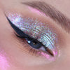 Nahaufnahme eines Auges mit dramatischem Eyeliner und bunt schimmerndem Pressed Opal Multichrome Eyeshadow in Velvet Dreams.