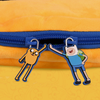 Nahaufnahme des blauen Reißverschlusses der Adventure Time Jake Makeup Bag mit Jake The Dog und Finn The Human als Anhänger.