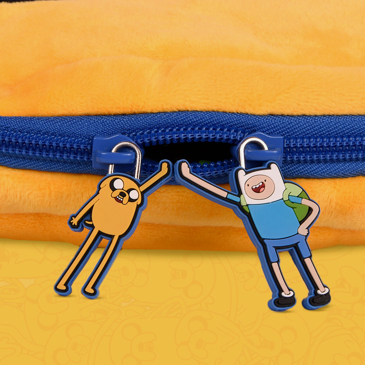 Nahaufnahme des blauen Reißverschlusses der Adventure Time Jake Makeup Bag mit Jake The Dog und Finn The Human als Anhänger.