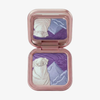 „The Legend of Korra“ – Naga Blushlighter von Lethal Cosmetics: lila, weiße und blaue Puder in einem rosafarbenen Spiegeldeckel mit Prägung eines Hundes und von Bergen.