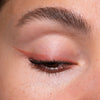 Nahaufnahme eines Auges mit nudefarbenem LH Cosmetics Crayon Bite Eyeliner-Look.