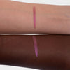 Pink glitzerndes Muster des Crayon Nunki von LH Cosmetics auf zwei Unterarmen mit hellem und dunklem Teint.