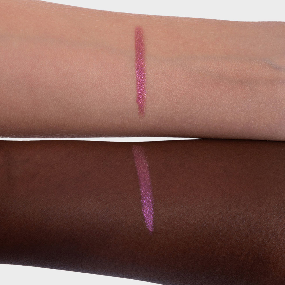 Pink glitzerndes Muster des Crayon Nunki von LH Cosmetics auf zwei Unterarmen mit hellem und dunklem Teint.