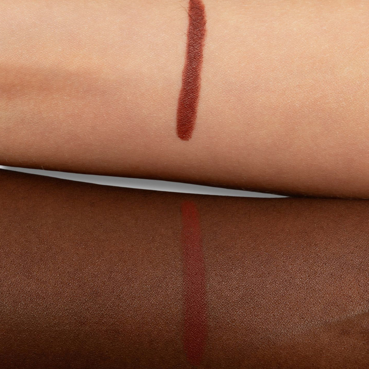Zwei Unterarme mit je einem rötlich-braunen Lippenstift-Swatch, um die Farbwiedergabe auf heller und dunkler Haut zu zeigen.