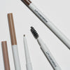 Mehrere Infinity Brow Pens von LH Cosmetics liegen auf weißer Oberfläche.