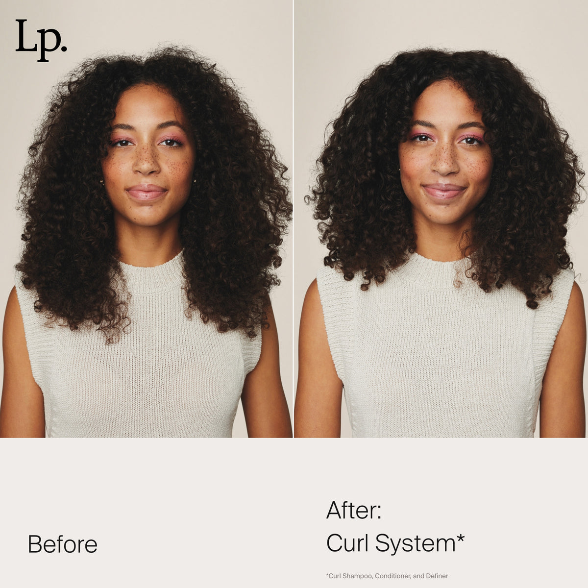 Nebeneinander einer Frau mit lockigem Haar, vor und nach der Verwendung von Living Proof Curl Definer für definiertere Locken.