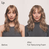 Frau mit welligem Haar vor und nach der Verwendung von Living Proof Full Texturizing Foam für mehr Volumen und Struktur.