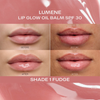 Vier Nahaufnahmen zeigen die Lippen vor und nach der Anwendung von Lumene Lip Glow Oil Balm SPF30 in Shade 1 Fudge.