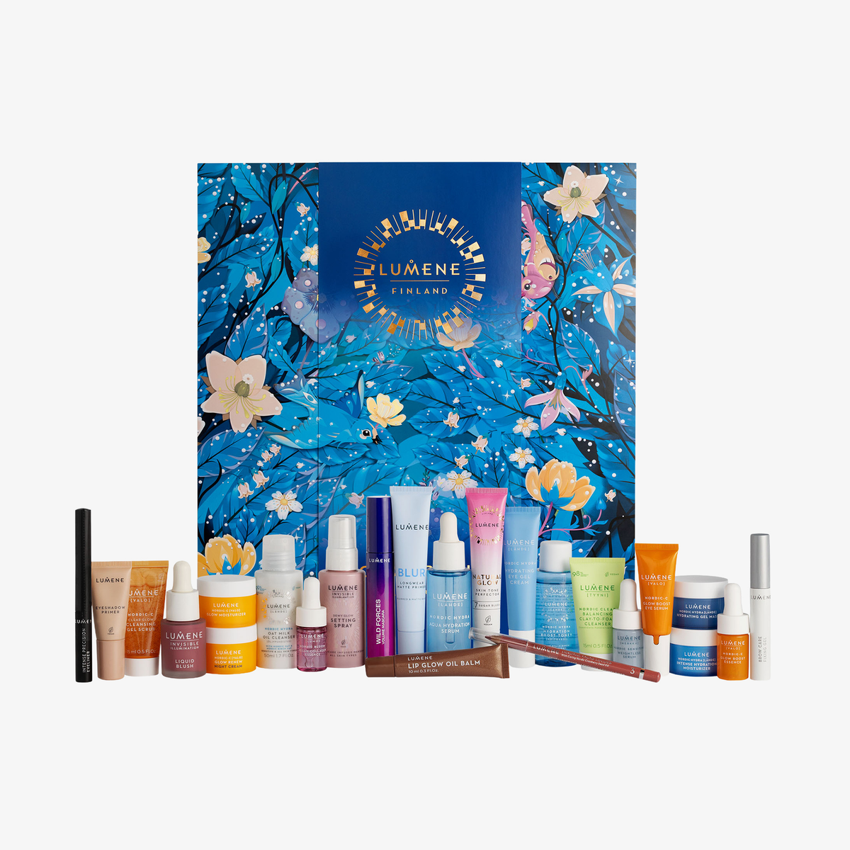Lumene-Hautpflege- und Make-up-Produkte, angeordnet vor der NORDIC BEAUTY CALENDER 2026-Box.