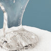 Das klare Gel von Lumene Nordic-C [VALO] Exfoliating Gel Cleanser wird auf eine weiße, schaumige Oberfläche vor einem blauen Hintergrund gegossen.