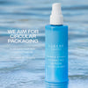Die Lumene Nordic Hydra [LÄHDE] Hydrating Lotion Moisturizer Flasche in flachem Wasser; daneben Infos zur recycleten und recyclebaren Verpackung.