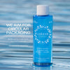 Die Lumene Nordic Hydra [LÄHDE] Hydration Boost Toner Flasche auf Wasser neben Infos über recycelte und recycelbare Verpackung.