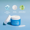 Geöffneter blauer Tiegel von Lumene Nordic Hydra [LÄHDE] Intense Hydration Moisturizer neben Cremetextur und die aufgeführten Inhaltsstoffe.