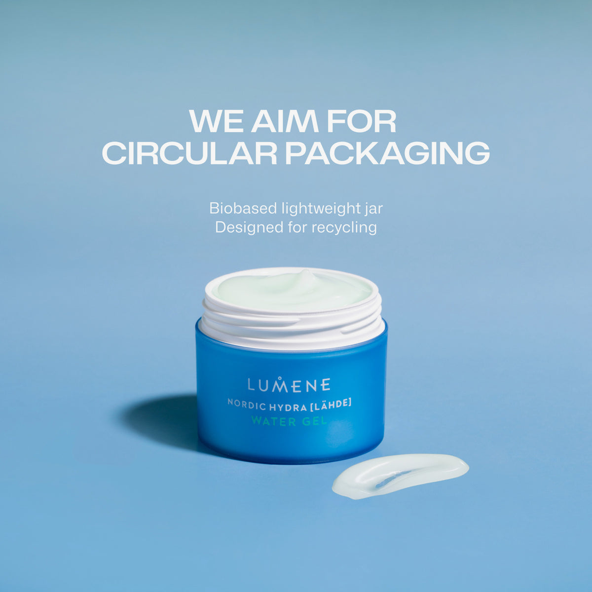 Geöffneter blauer Tiegel von Lumene Nordic Hydra [LÄHDE] Water Gel mit Creme im Inneren, mit Text darüber, der die runde Verpackung hervorhebt.
