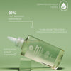 Klare Flasche des maria nila Purifying Cleanse Exfoliating Serum auf grünem Hintergrund, mit Produktvorteilen und Statistiken in weißem Text.