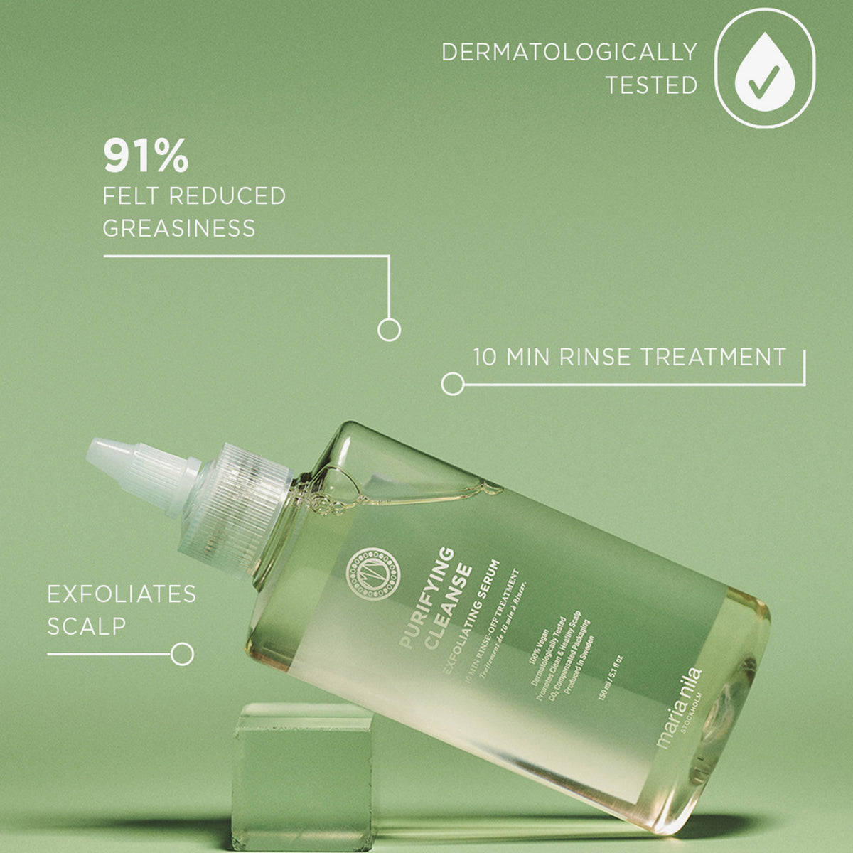 Klare Flasche des maria nila Purifying Cleanse Exfoliating Serum auf grünem Hintergrund, mit Produktvorteilen und Statistiken in weißem Text.