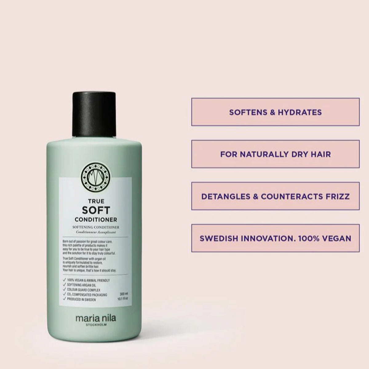 Grüne Flasche True Soft Conditioner mit schwarzem Deckel aus der True Soft Beauty Bag 2025, neben Produktvorteilen auf blassrosa Hintergrund.
