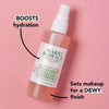Mario Badescu Facial Spray mit Aloe, Kräutern und Rosenwasser auf rosa Hintergrund; spendet Feuchtigkeit und verleiht ein frisches, glowy Finish.