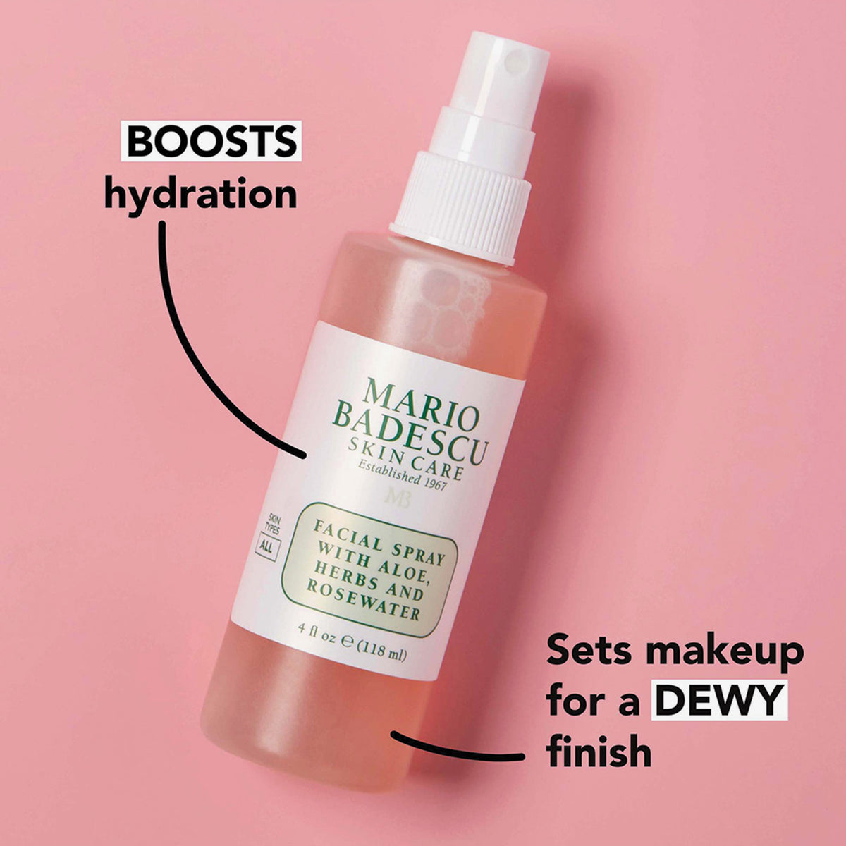 Mario Badescu Facial Spray mit Aloe, Kräutern und Rosenwasser auf rosa Hintergrund; spendet Feuchtigkeit und verleiht ein frisches, glowy Finish.