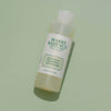 Eine Flasche von Mario Badescu Glycolic Foaming Cleanser liegt auf einem hellgrünen Hintergrund.