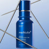 Die One Day Exosome Shot Pore Ampoule 7500 Flasche ist von sich kreuzenden Metallnadeln umgeben, die auf einem hellblauen Hintergrund dargestellt sind.